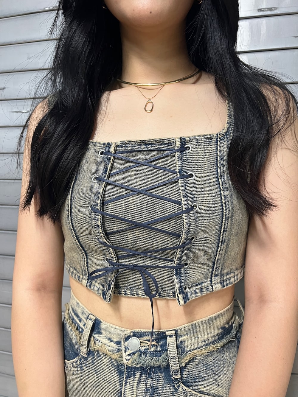 ベージュ系のデニムパンツ、ブラック系のハンドバッグ、ブラック系のサンダルを着用したレディースの夏コーディネートの4枚目の写真