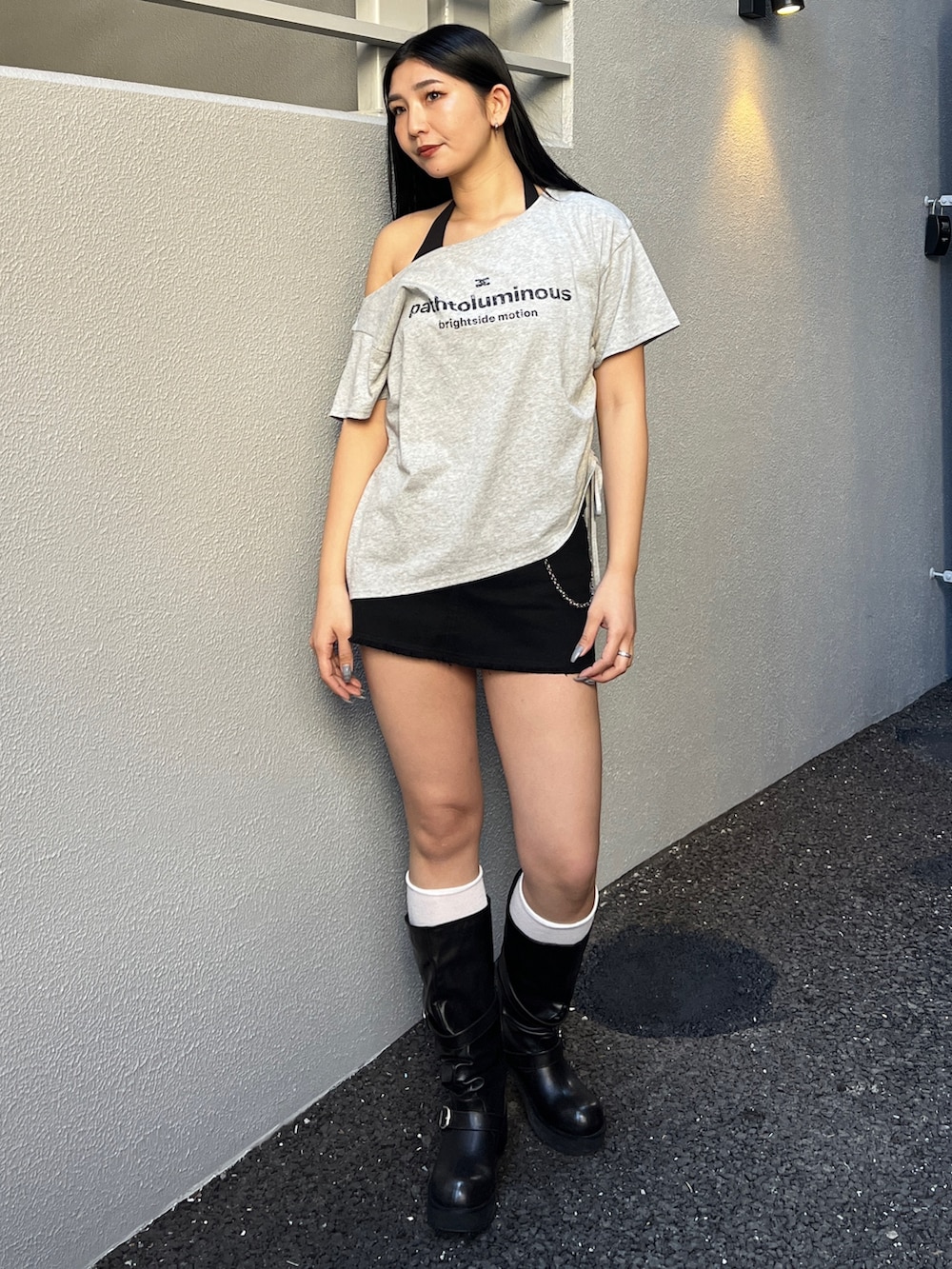 グレー系のTシャツ/カットソー、ブラック系のタンクトップ、ブラック系のスカートを着用したレディースの冬コーディネートの3枚目の写真