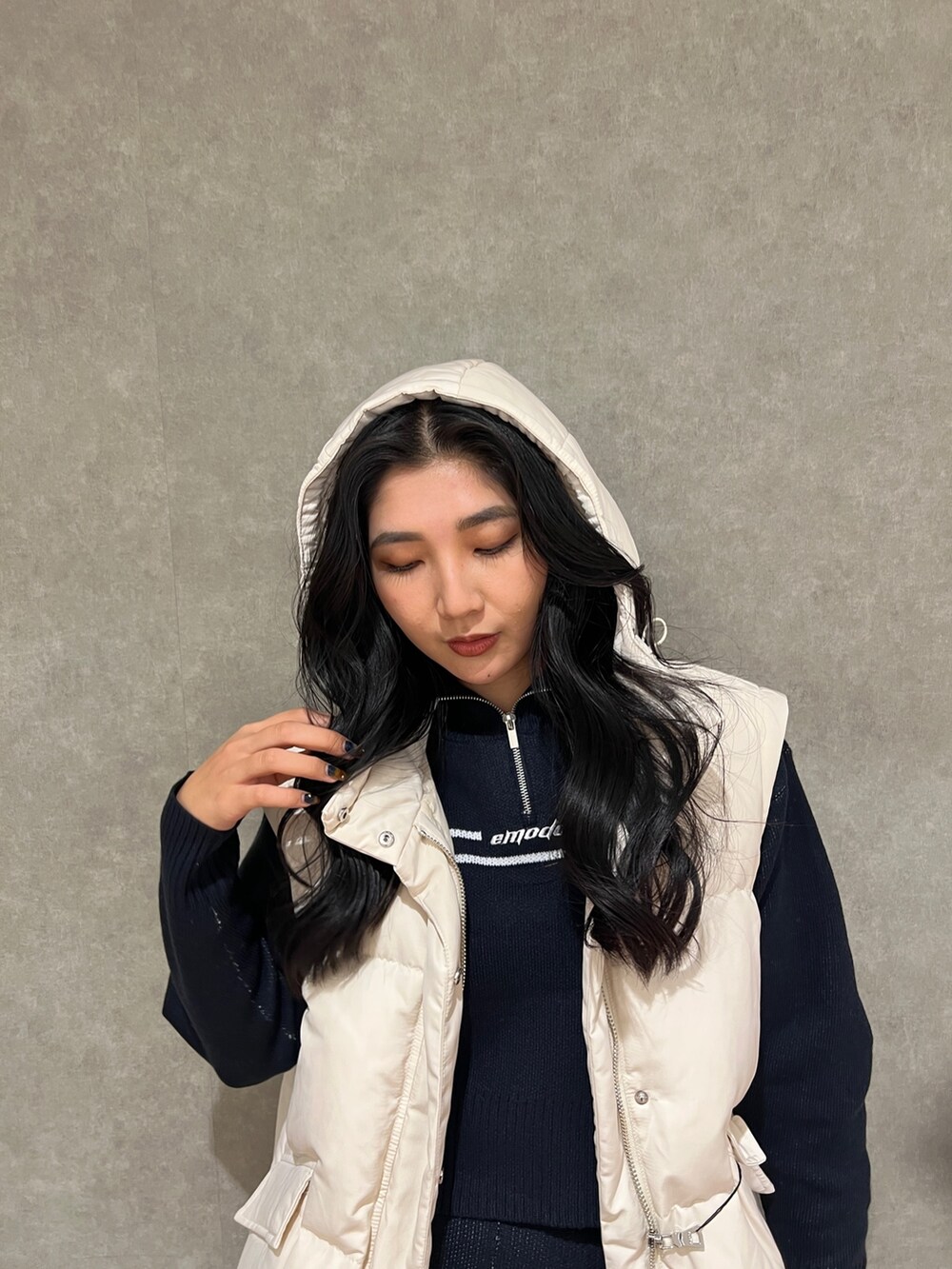 ホワイト系のブルゾン、ブラック系のニット/セーター、ブルー系のその他パンツを着用したレディースの秋コーディネートの9枚目の写真