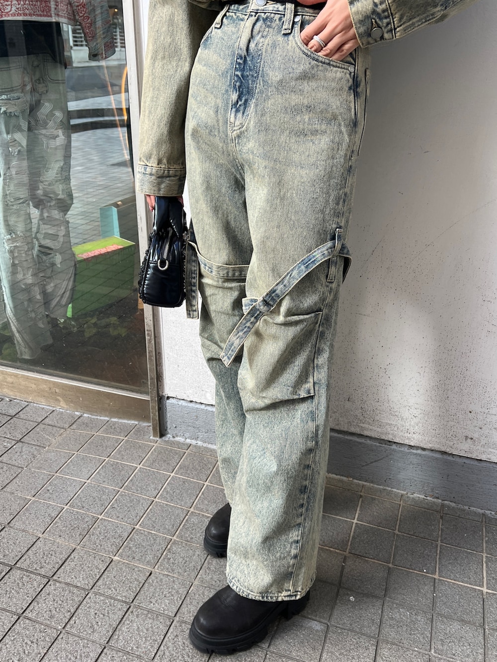 ブルー系のデニムジャケット、ブルー系のデニムパンツ、ブラック系のブーツを着用したレディースの冬コーディネートの6枚目の写真