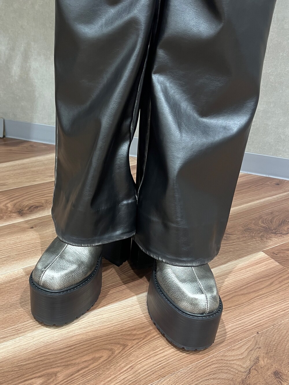 ブラック系のその他パンツ、グレー系のニット/セーター、シルバー系のショルダーバッグを着用したレディースの秋コーディネートの6枚目の写真