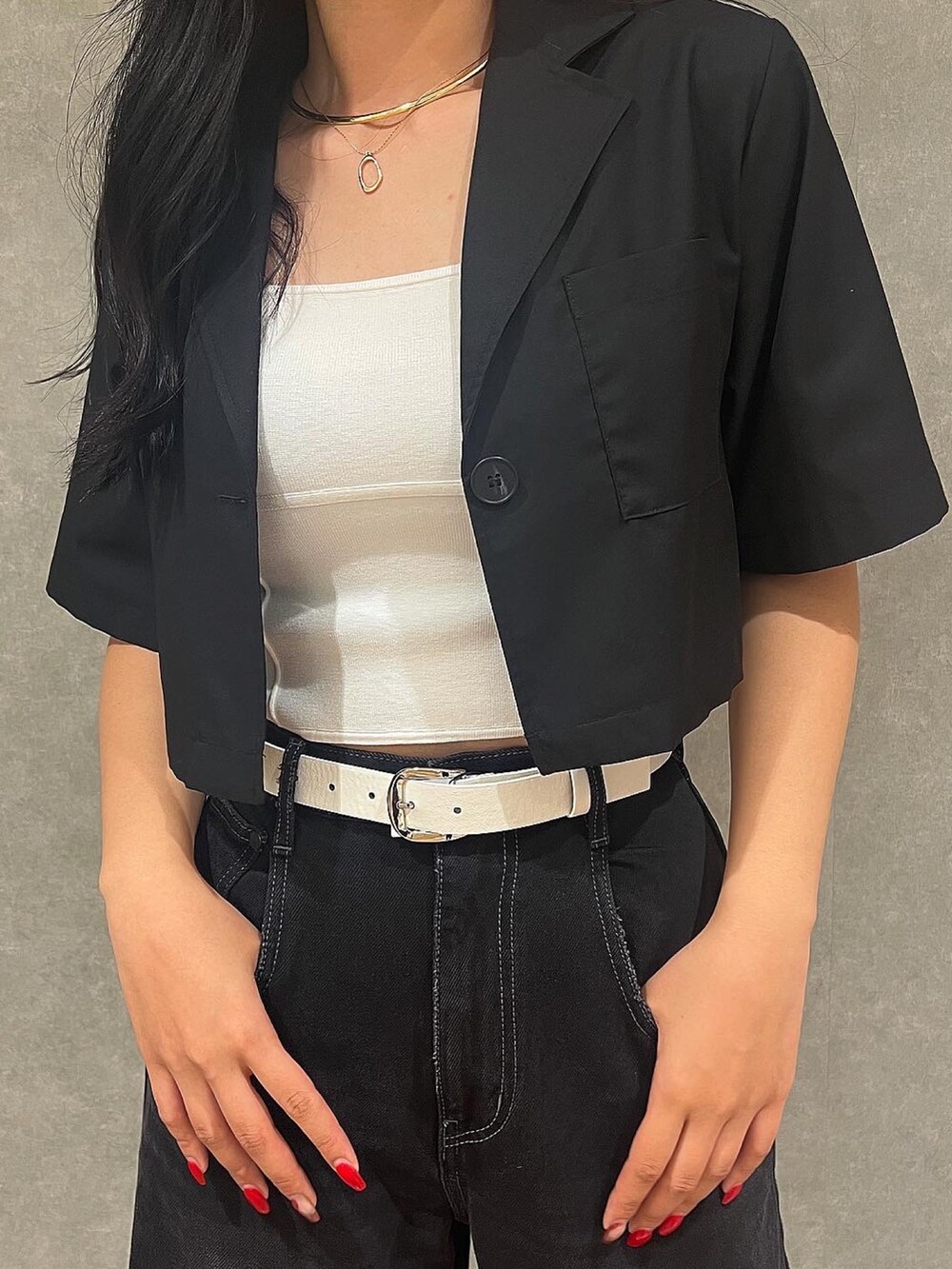 ブルー系のデニムパンツ、ホワイト系のニット/セーター、ホワイト系のブーツを着用したレディースの夏コーディネートの4枚目の写真