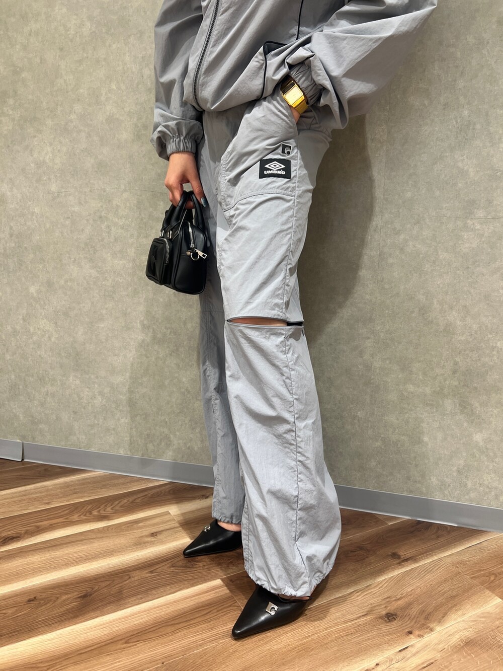 グレー系のその他パンツ、グレー系のブルゾン、ブラック系のパンプスを着用したレディースの春コーディネートの6枚目の写真