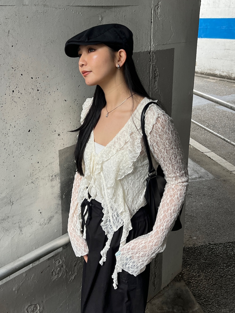 ホワイト系のTシャツ/カットソー、ホワイト系のキャミソール、ブラック系のスニーカーを着用したレディースの春コーディネートの4枚目の写真