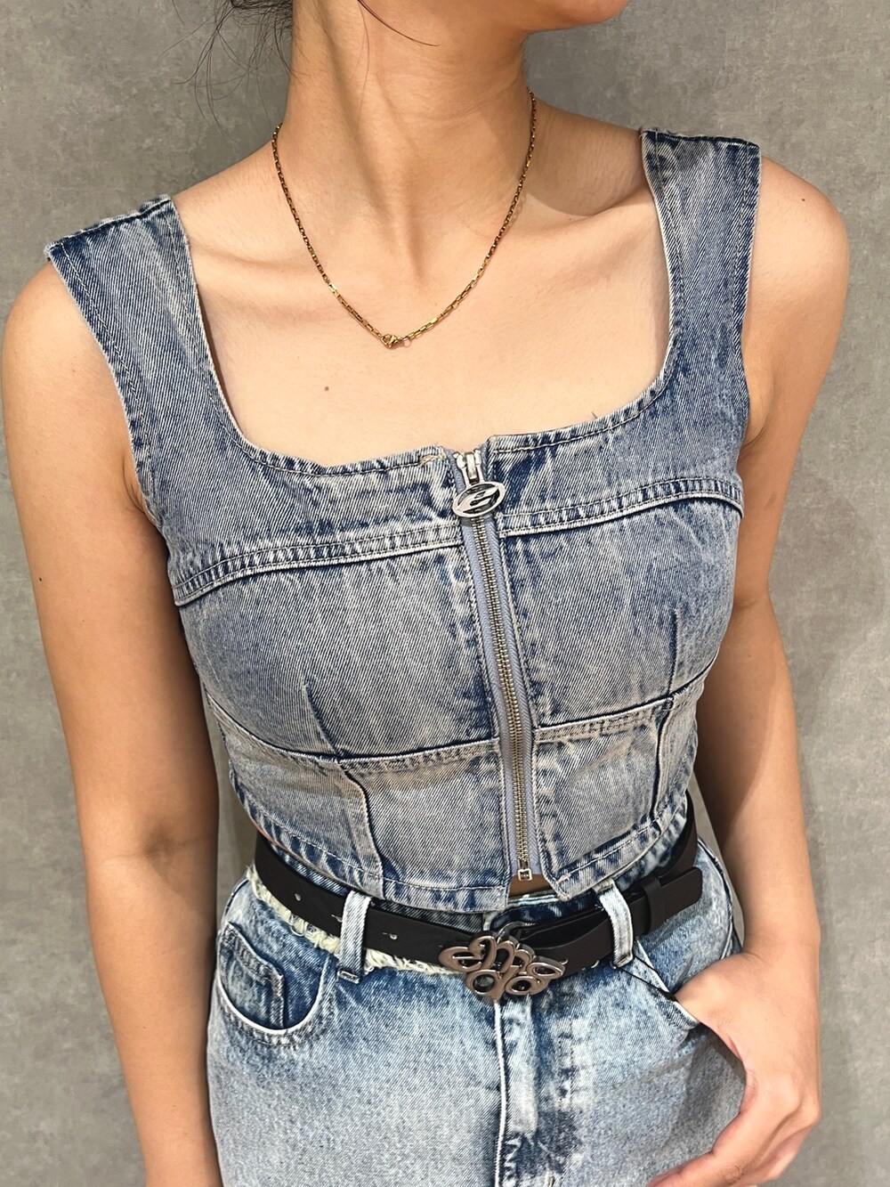 ブルー系のキャミソール、ブルー系のデニムスカート、シルバー系のハンドバッグを着用したレディースの夏コーディネートの5枚目の写真