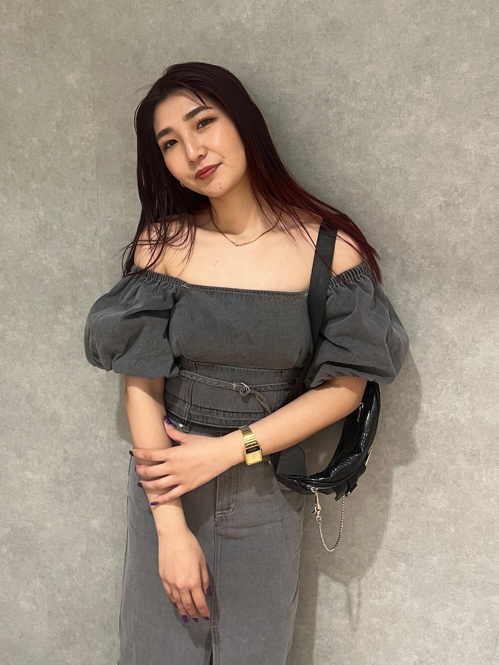 ブラック系のサンダル、グレー系のスカート、ブラック系のハンドバッグを着用したレディースの春コーディネートの6枚目の写真