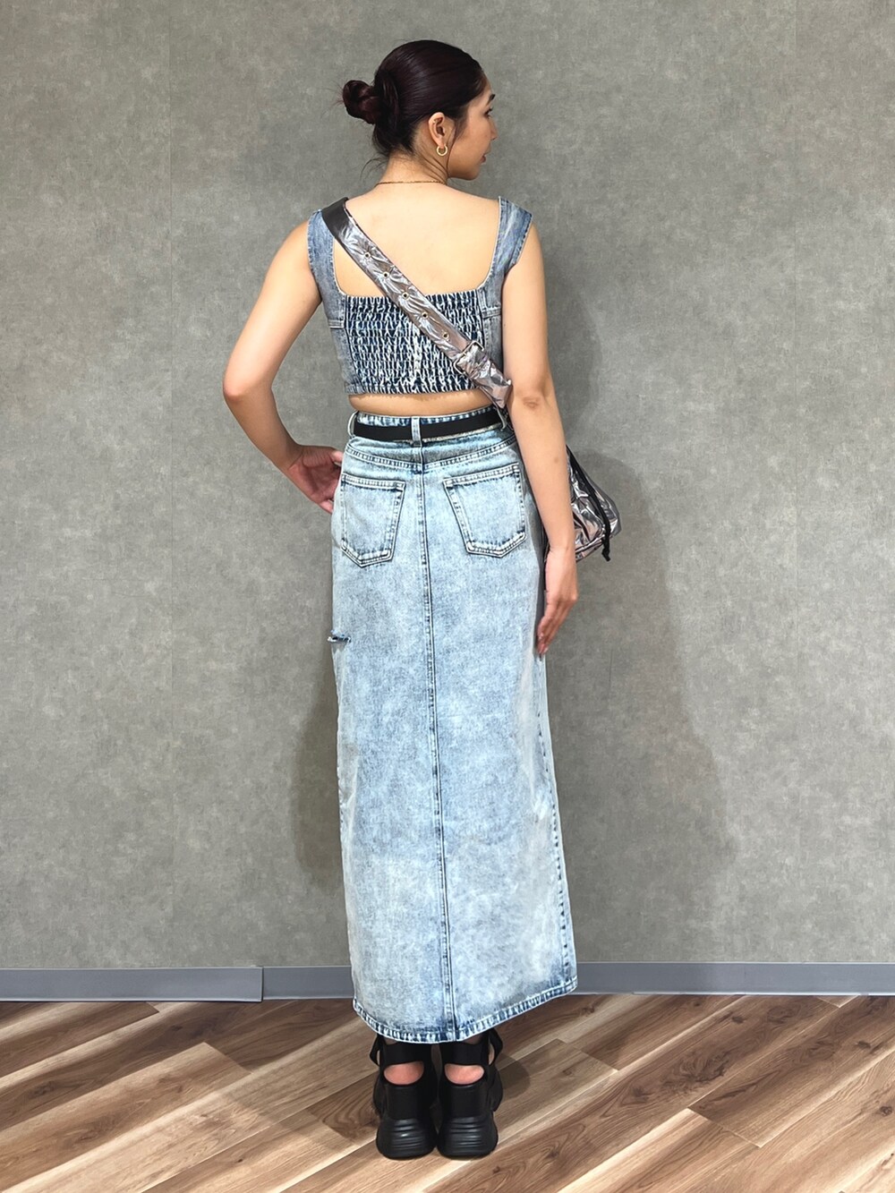 ブルー系のキャミソール、ブルー系のデニムスカート、シルバー系のハンドバッグを着用したレディースの夏コーディネートの4枚目の写真