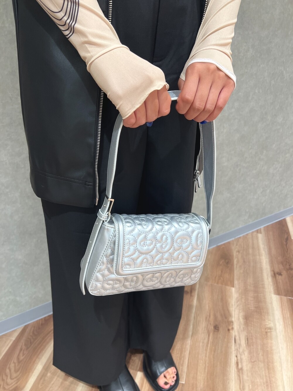 ホワイト系のTシャツ/カットソー、ブラック系のワンピース、ブラック系のその他パンツを着用したレディースの夏コーディネートの5枚目の写真