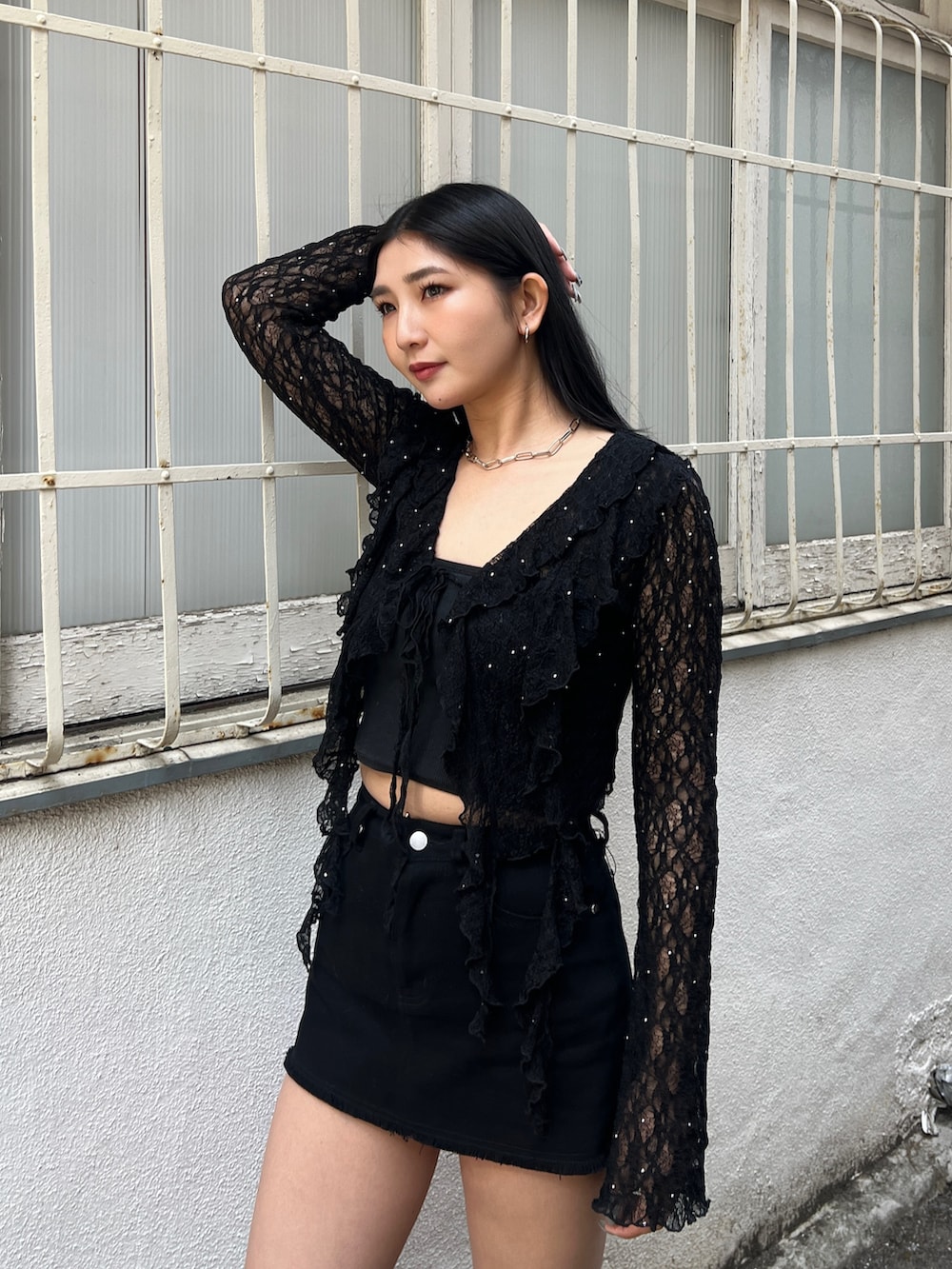 ブラック系のTシャツ/カットソー、ブラック系のキャミソール、ブラック系のスカートを着用したレディースの冬コーディネートの4枚目の写真