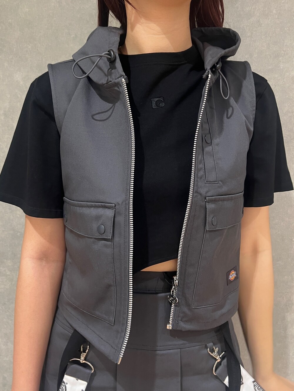 グレー系のベスト、ブラック系のTシャツ/カットソー、グレー系のスカートを着用したレディースの春コーディネートの6枚目の写真