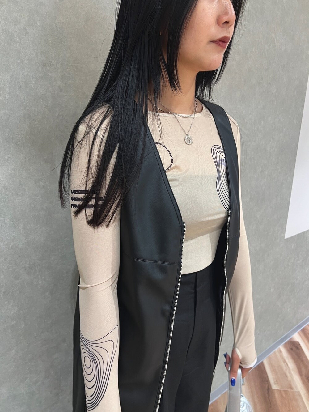 ホワイト系のTシャツ/カットソー、ブラック系のワンピース、ブラック系のその他パンツを着用したレディースの夏コーディネートの4枚目の写真