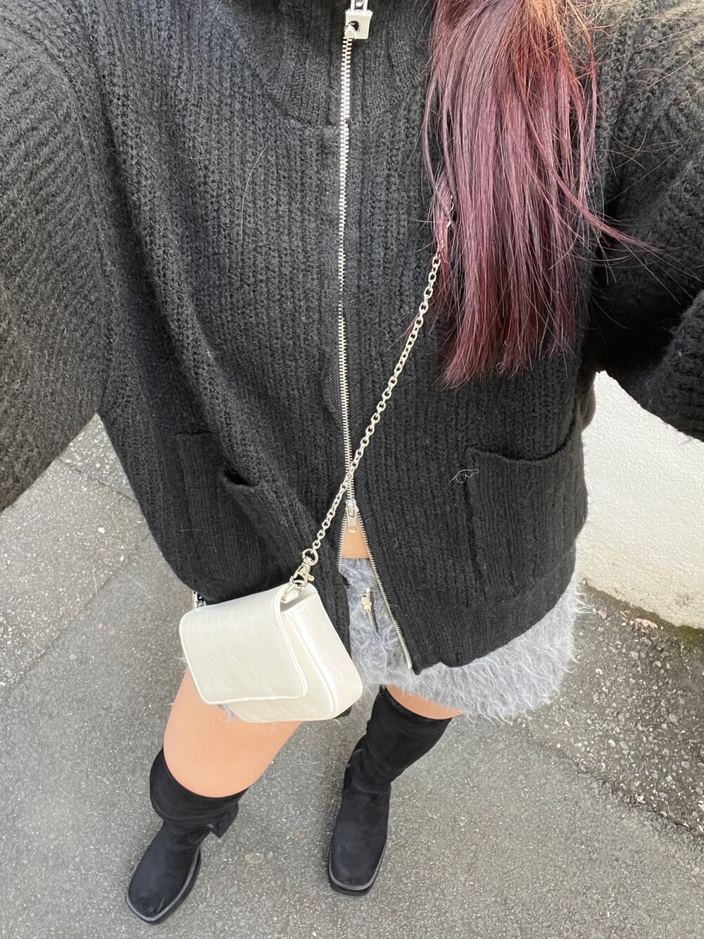 ブラック系のカーディガン/ボレロ、グレー系のその他パンツ、ブラック系のブーツを着用したレディースの冬コーディネートの6枚目の写真