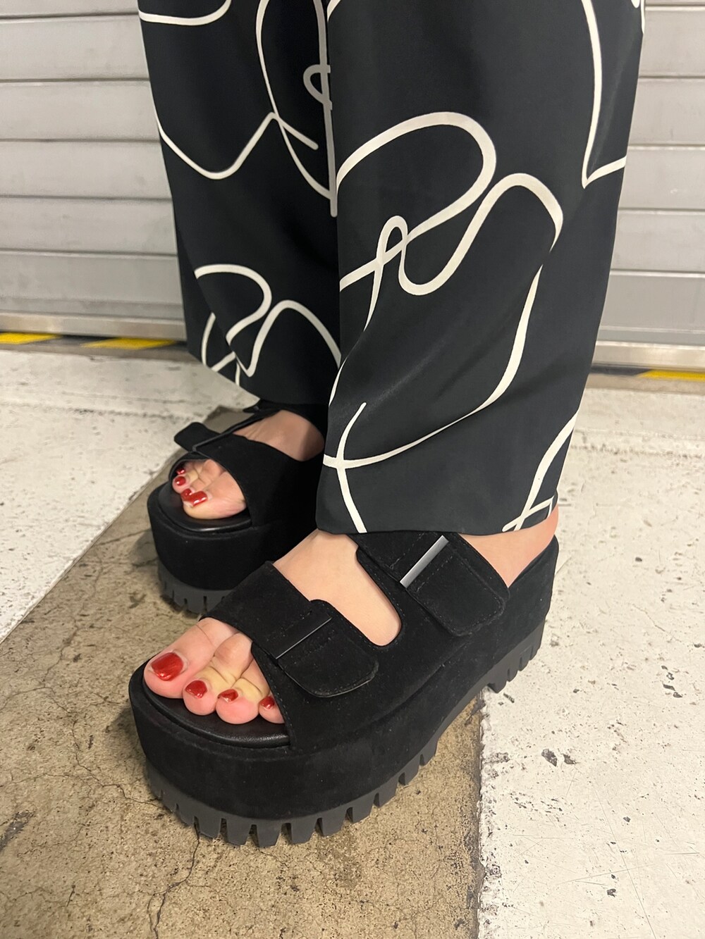 その他のその他パンツ、ブラック系のニット/セーター、ブラック系のサンダルを着用したレディースの夏コーディネートの6枚目の写真