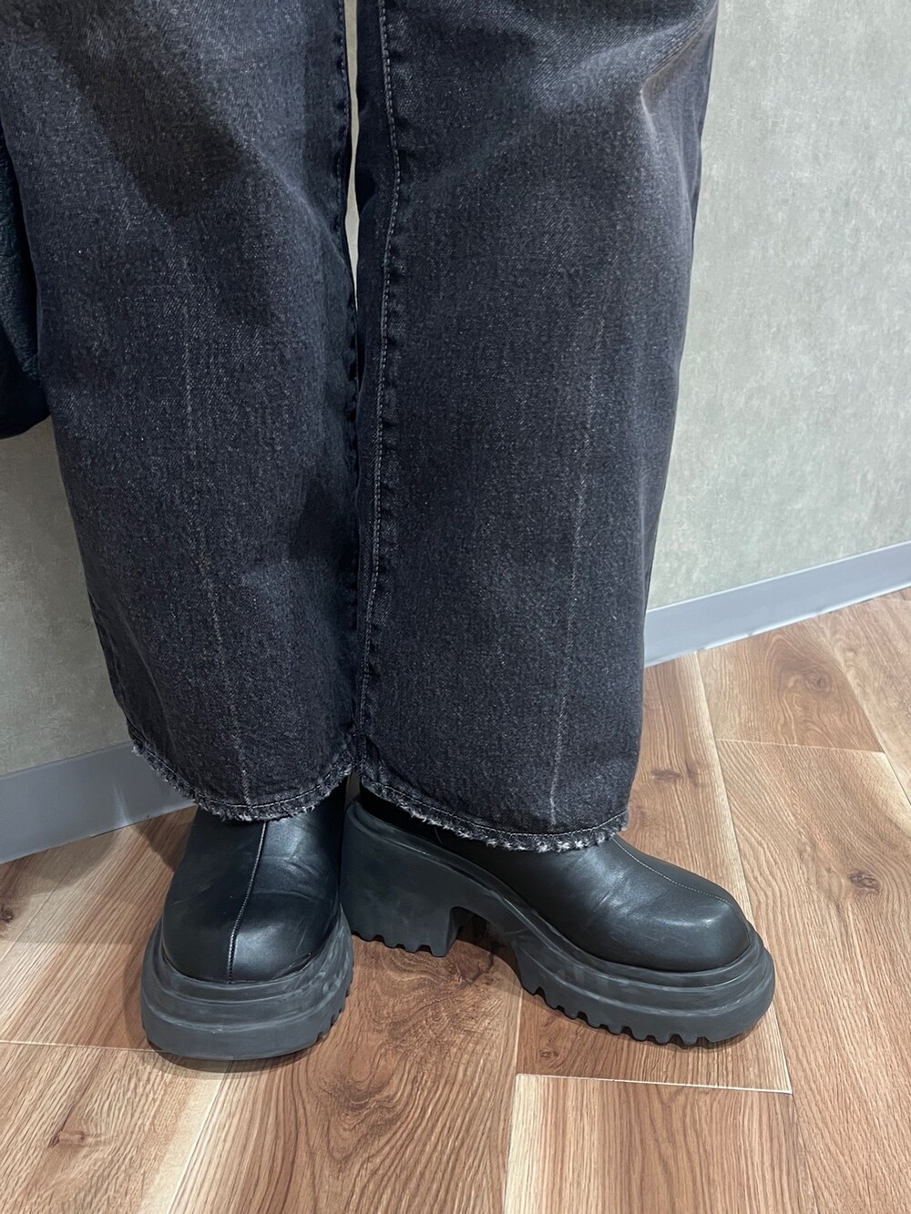 その他のニット/セーター、ブラック系のデニムパンツ、ブラック系のブーツを着用したレディースの冬コーディネートの5枚目の写真