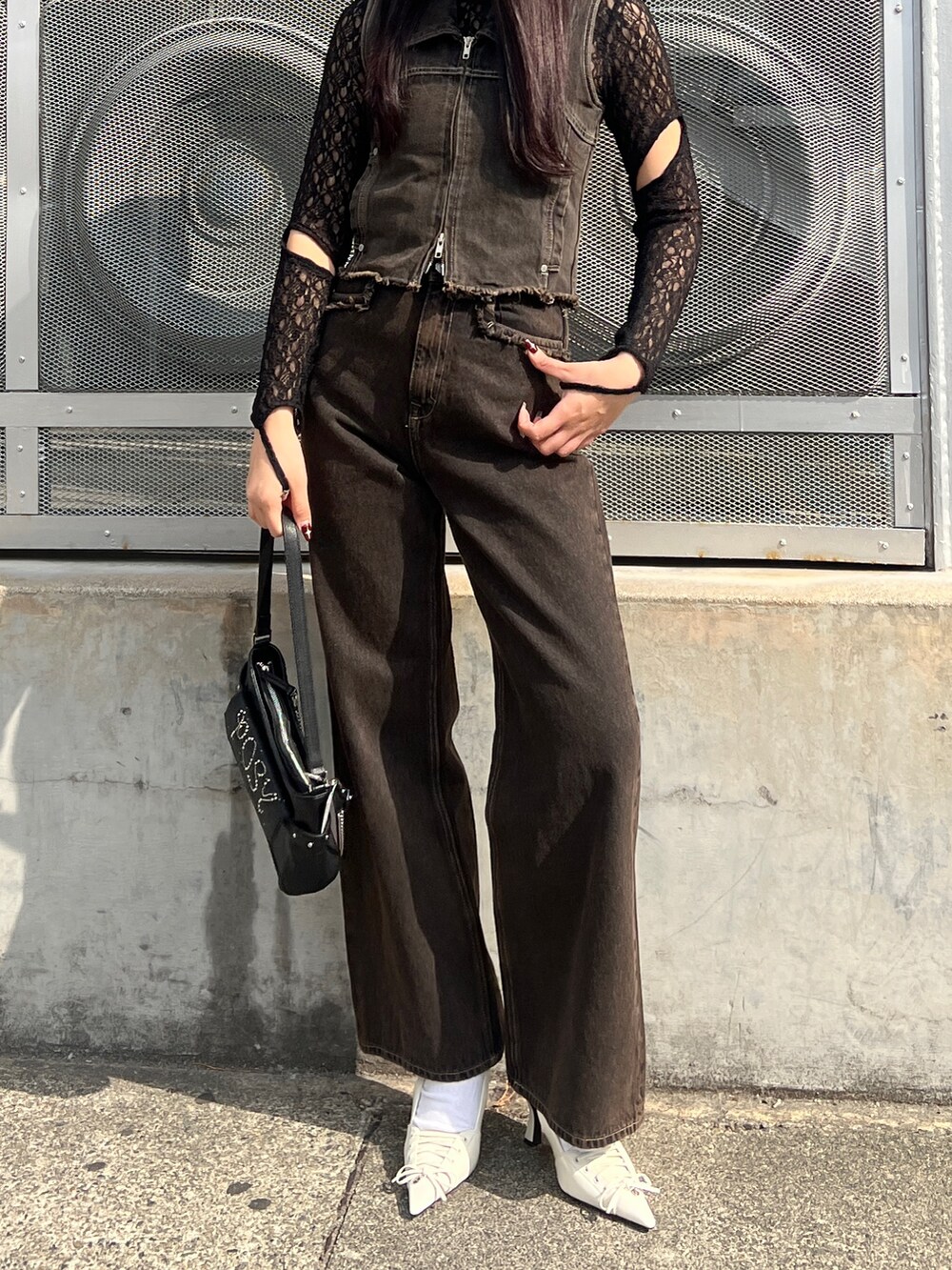 ホワイト系のパンプス、ブラック系のTシャツ/カットソー、ブラック系のベストを着用したレディースの春コーディネートの5枚目の写真