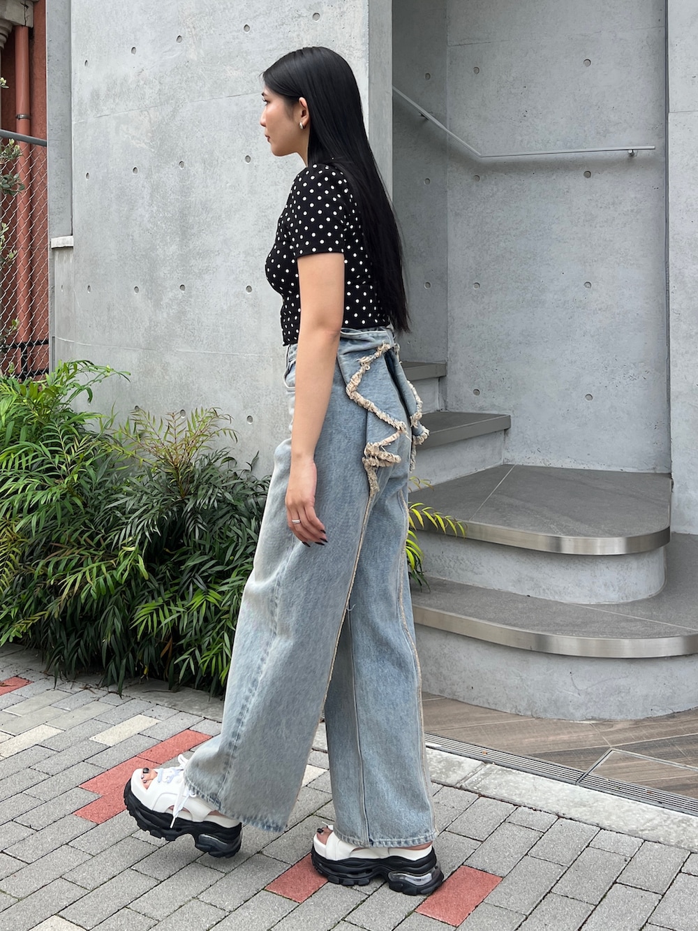 その他のTシャツ/カットソー、ブルー系のデニムパンツ、ホワイト系のサンダルを着用したレディースの春コーディネートの4枚目の写真