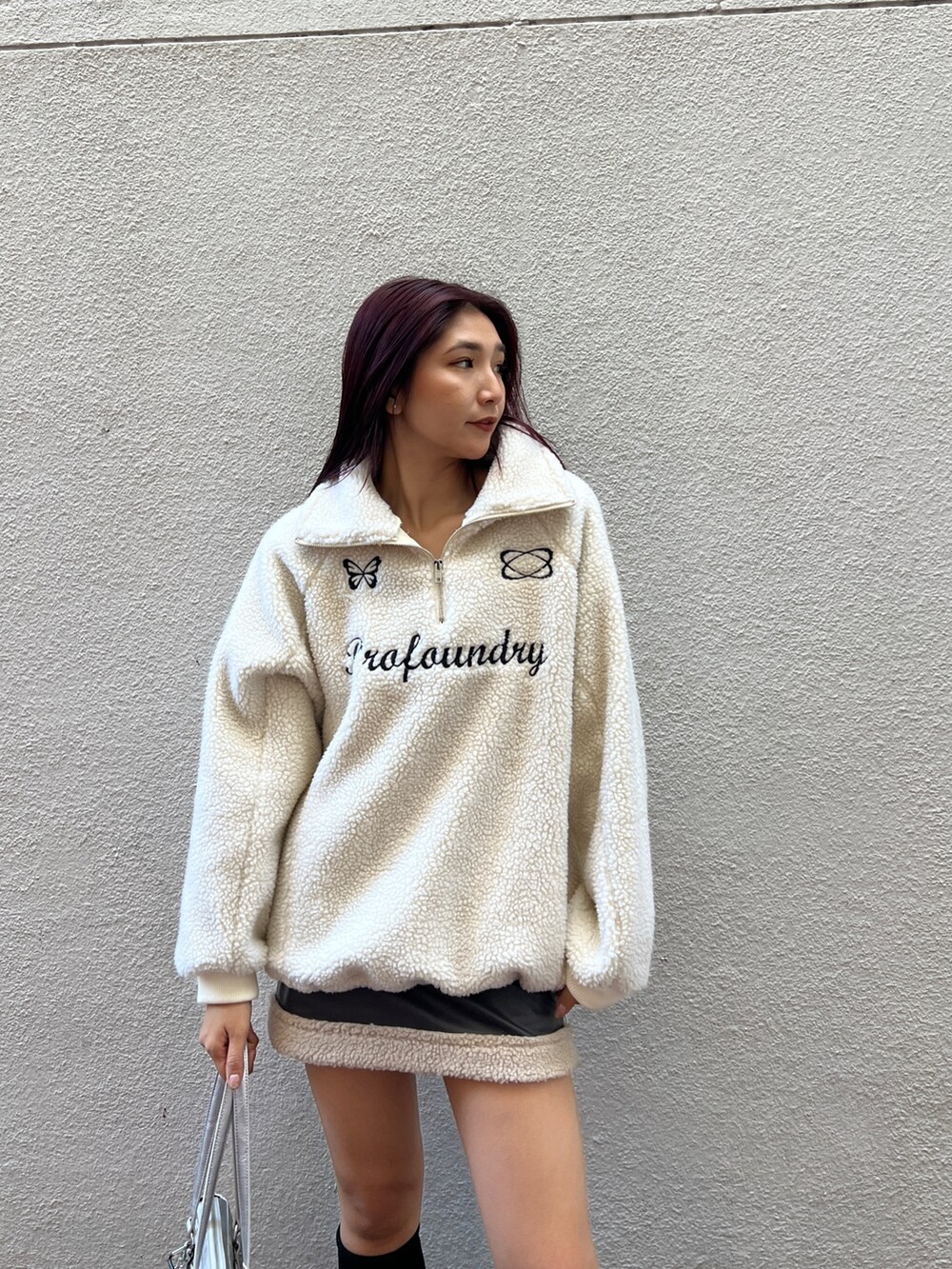 ホワイト系のTシャツ/カットソー、グレー系のスカート、ブラック系のブーツを着用したレディースの秋コーディネートの6枚目の写真