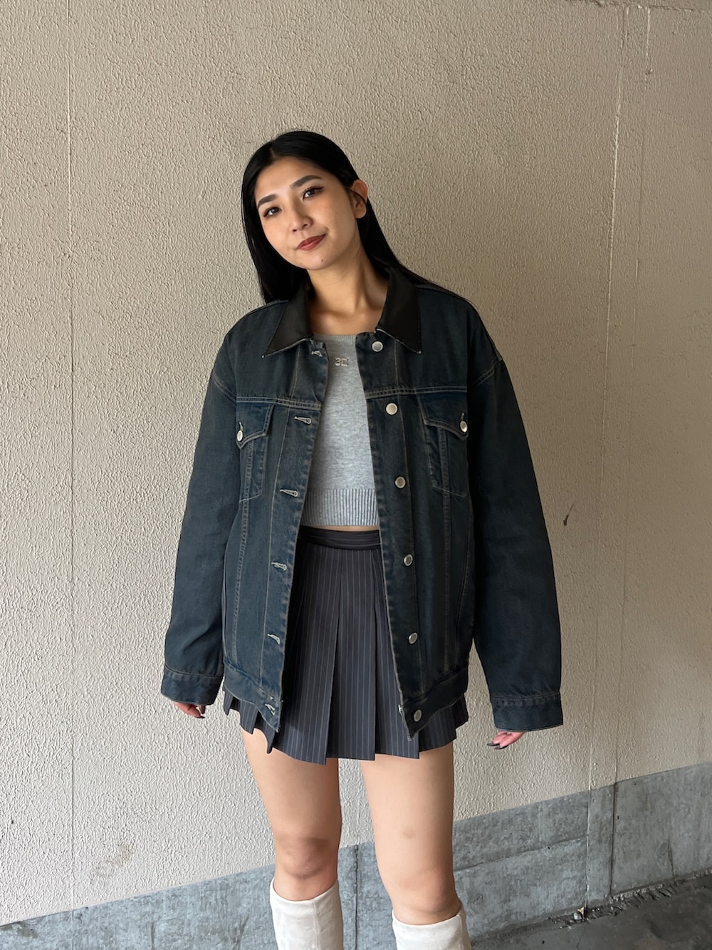 ブルー系のブルゾン、グレー系のニット/セーター、グレー系のスカートを着用したレディースの冬コーディネートの4枚目の写真