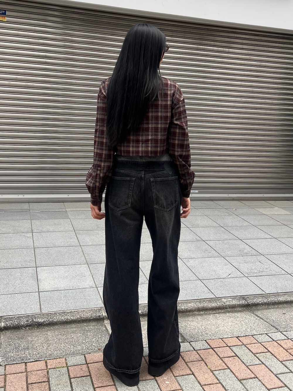 レッド系のシャツ/ブラウス、ブラック系のその他シューズ、ブラック系のデニムパンツを着用したレディースの夏コーディネートの5枚目の写真