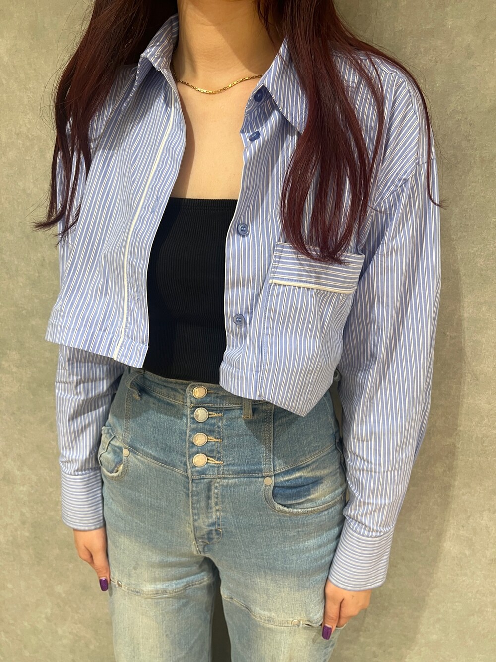 ブルー系のシャツ/ブラウス、ブラック系のキャミソール、ブルー系のデニムパンツを着用したレディースの春コーディネートの4枚目の写真