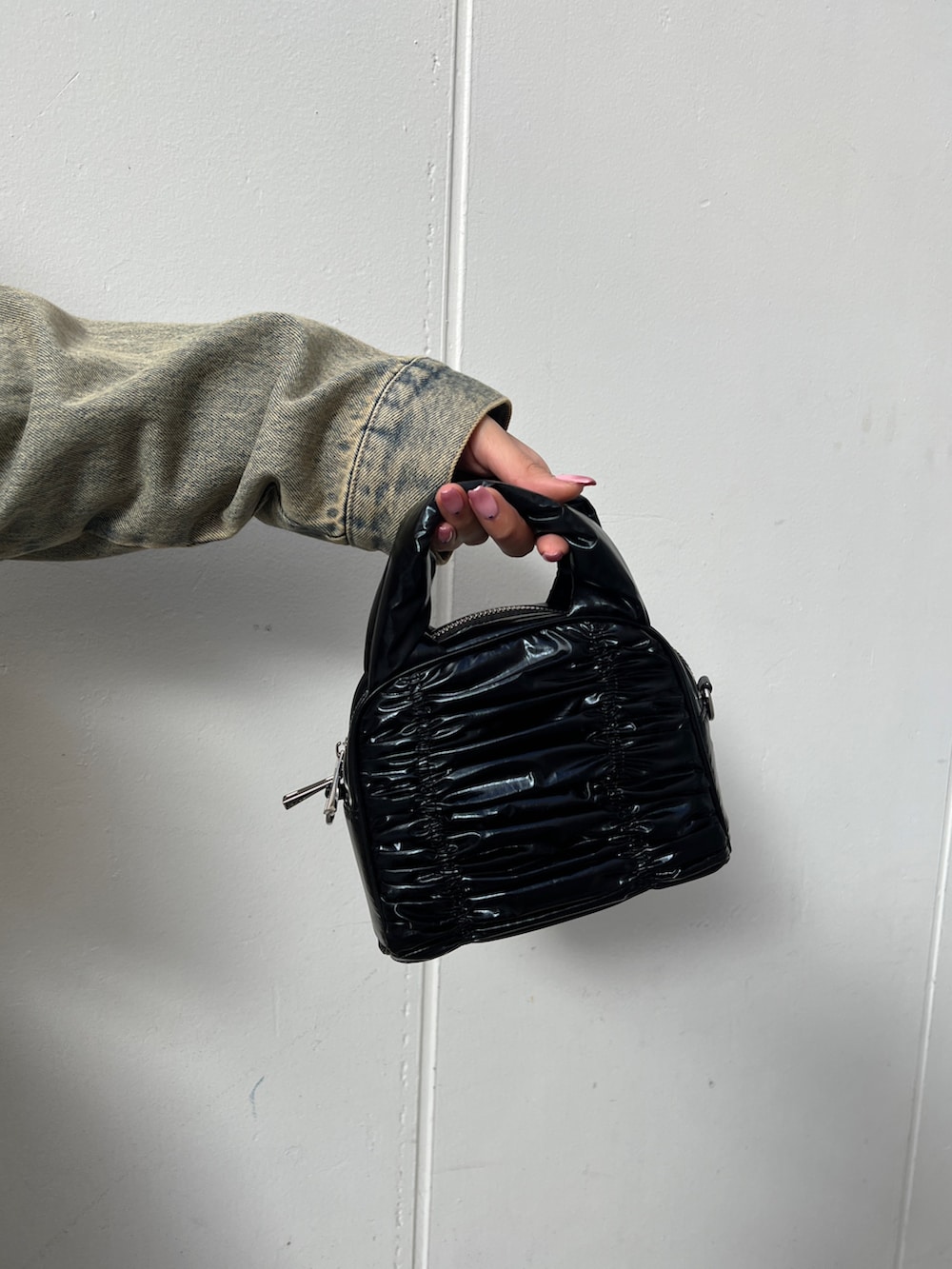 ブルー系のデニムジャケット、ブルー系のデニムパンツ、ブラック系のブーツを着用したレディースの冬コーディネートの7枚目の写真