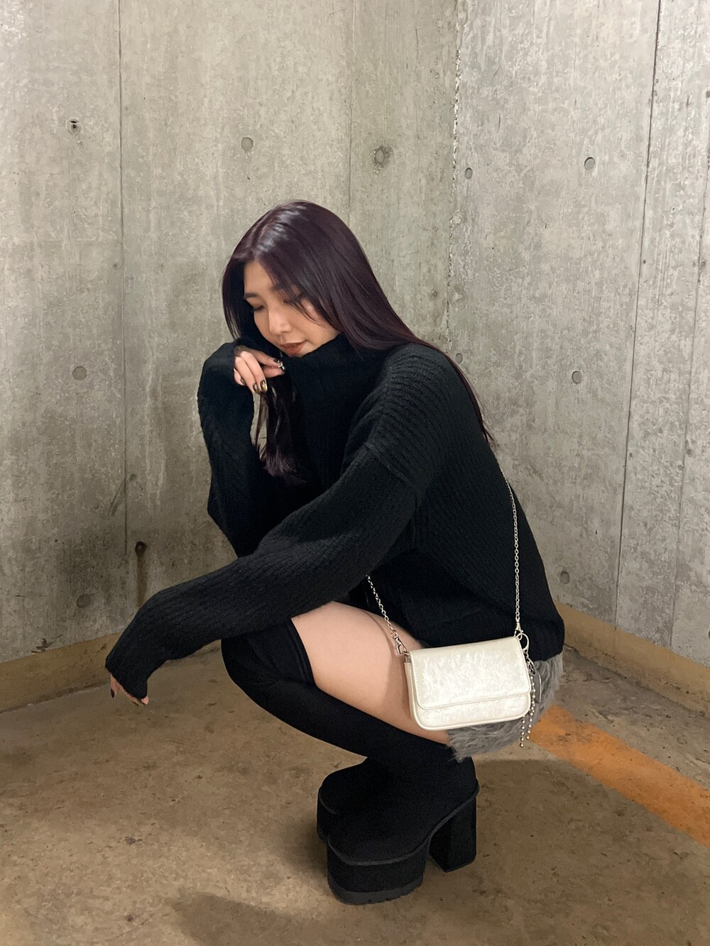 ブラック系のカーディガン/ボレロ、グレー系のその他パンツ、ブラック系のブーツを着用したレディースの冬コーディネートの4枚目の写真