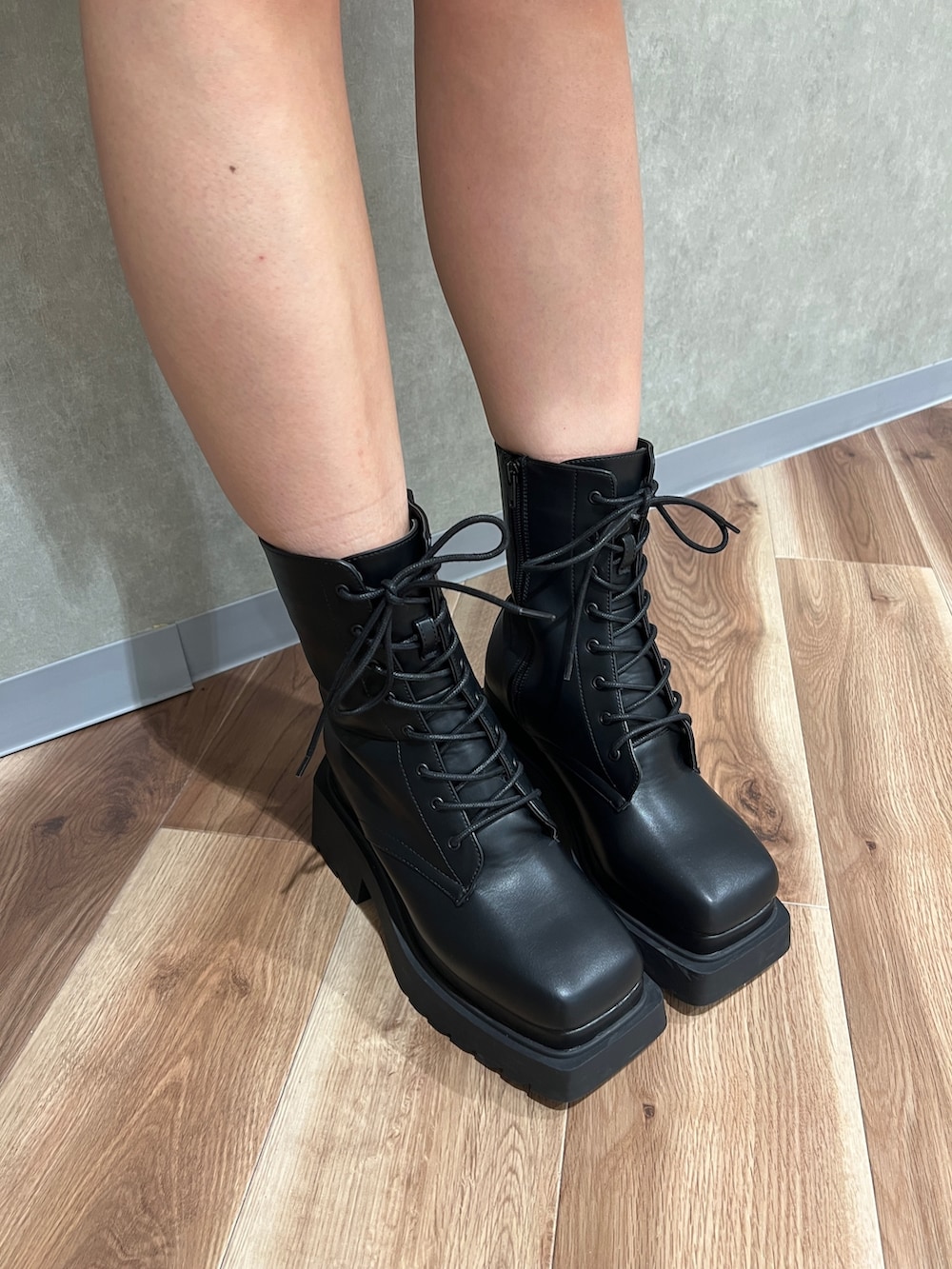 グレー系のテーラードジャケット、ホワイト系のニット/セーター、グレー系のスカートを着用したレディースの冬コーディネートの6枚目の写真