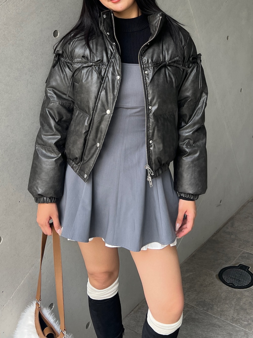 その他のダウンジャケット/コート、グレー系のワンピース、ブラック系のブーツを着用したレディースの冬コーディネートの3枚目の写真