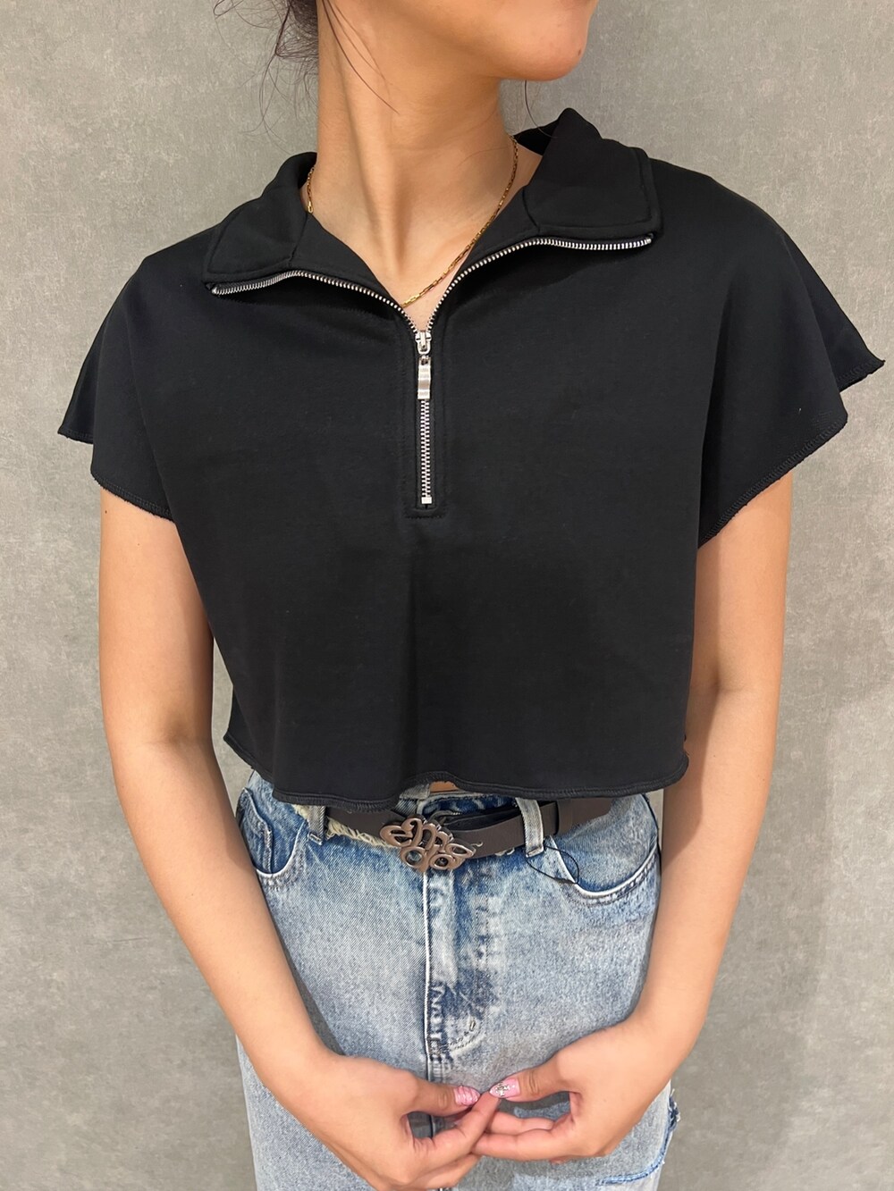 ブラック系のTシャツ/カットソー、ブルー系のデニムスカート、ブラック系のサンダルを着用したレディースの夏コーディネートの5枚目の写真