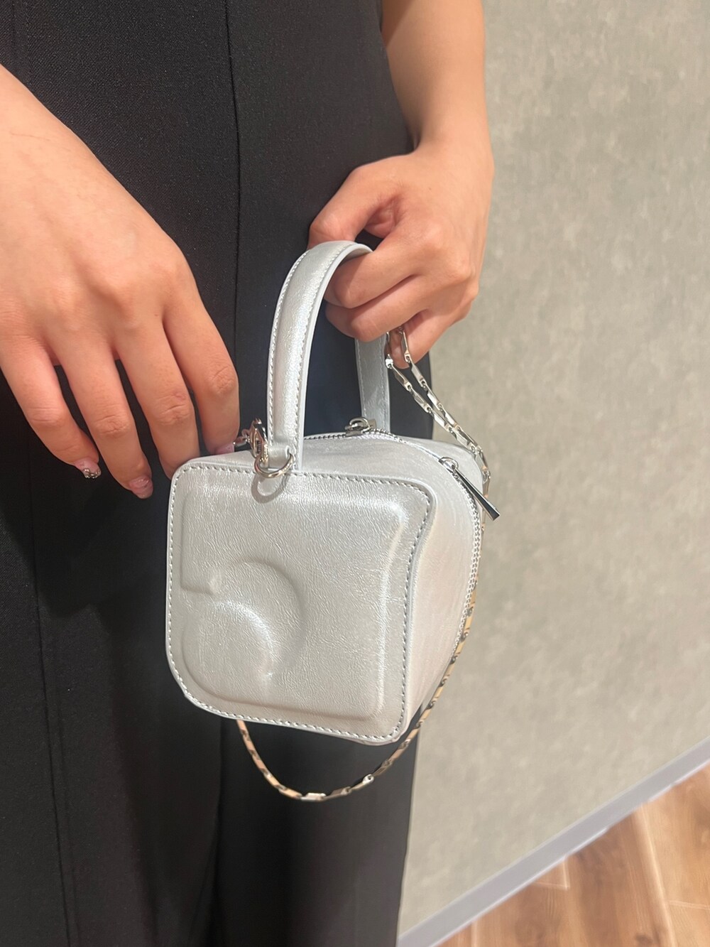 ホワイト系のTシャツ/カットソー、ブラック系のデニムパンツ、ブラック系のサンダルを着用したレディースの夏コーディネートの6枚目の写真