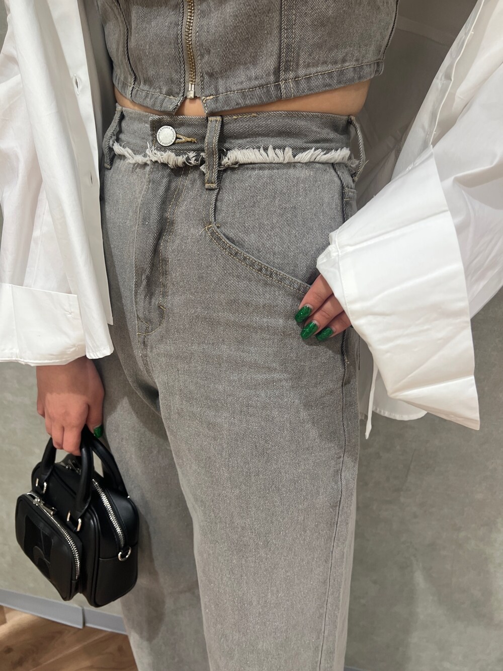 ホワイト系のシャツ/ブラウス、グレー系のキャミソール、グレー系のデニムパンツを着用したレディースの春コーディネートの6枚目の写真