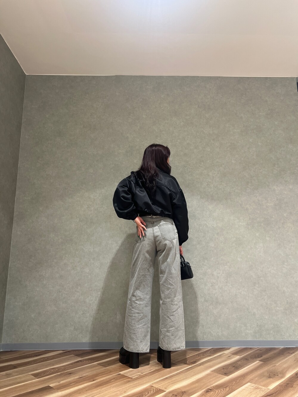 その他のブルゾン、ブラック系のTシャツ/カットソー、グレー系のデニムパンツを着用したレディースの春コーディネートの3枚目の写真