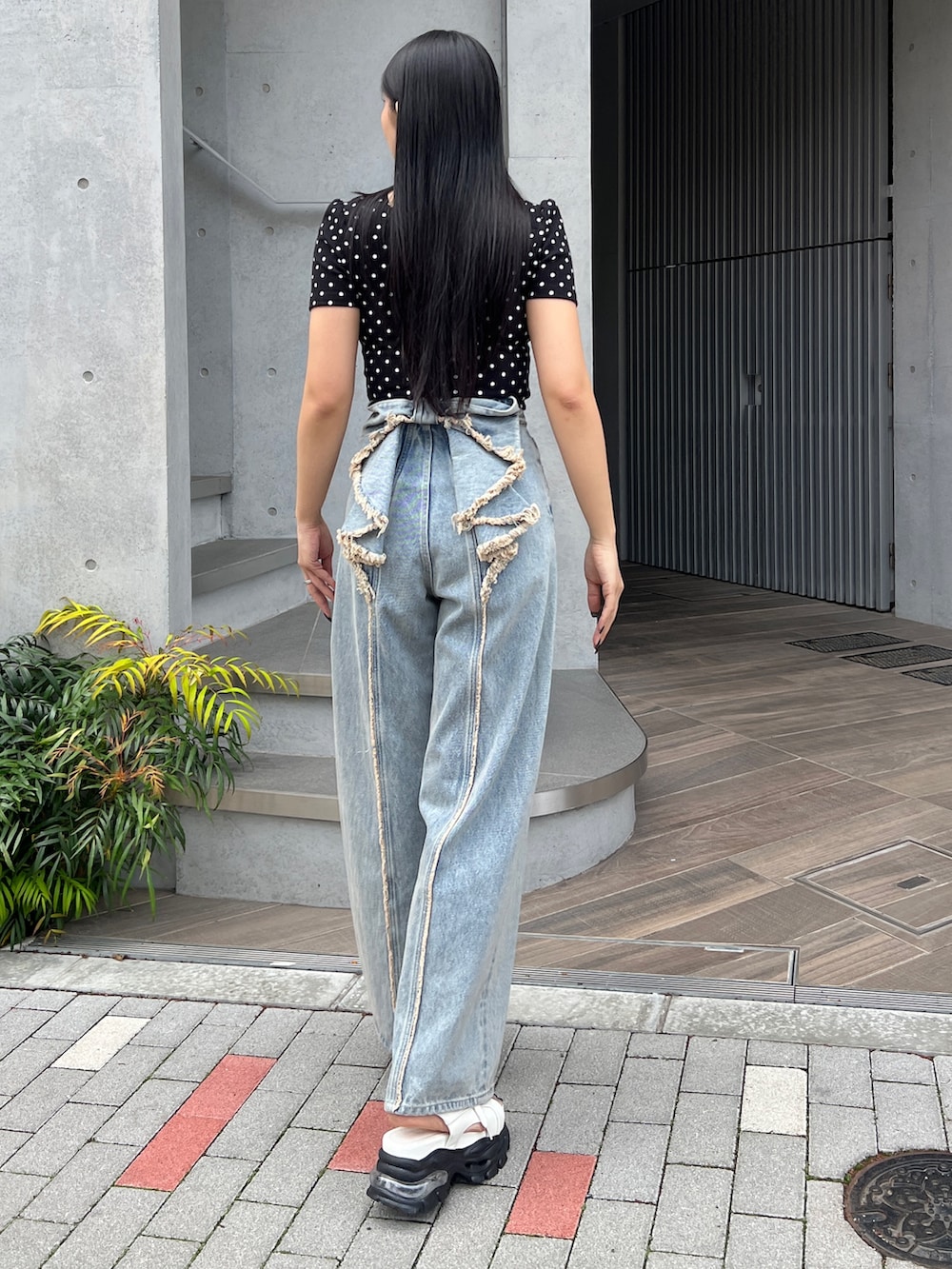 その他のTシャツ/カットソー、ブルー系のデニムパンツ、ホワイト系のサンダルを着用したレディースの春コーディネートの2枚目の写真