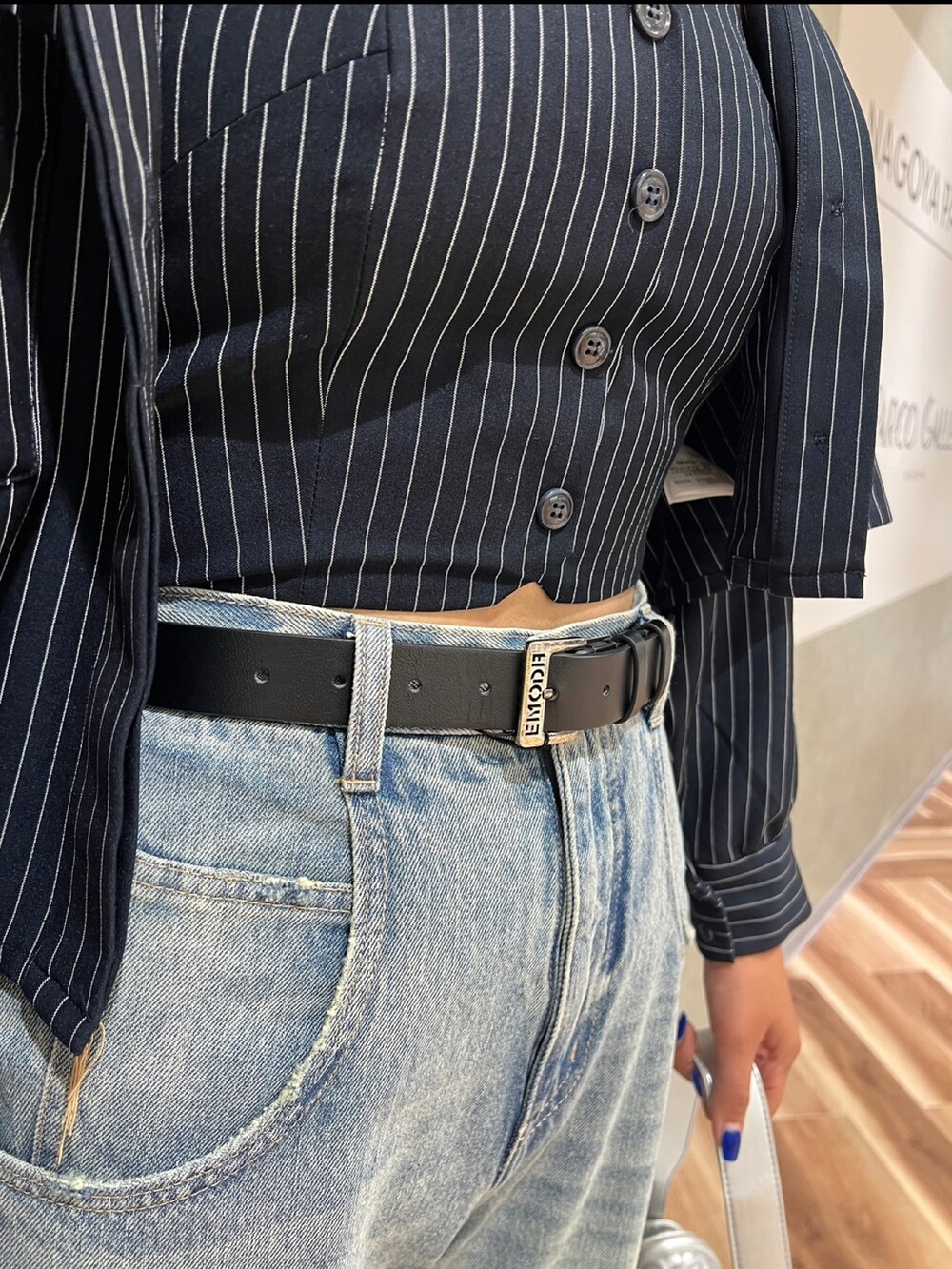 その他のシャツ/ブラウス、ブルー系のデニムパンツ、ブラック系のブーツを着用したレディースの夏コーディネートの7枚目の写真