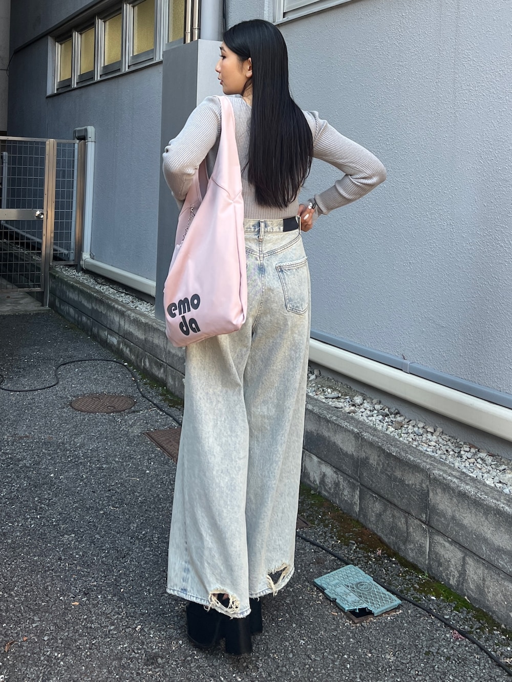 グレー系のニット/セーター、ブルー系のデニムパンツ、ブラック系のサンダルを着用したレディースの冬コーディネートの3枚目の写真