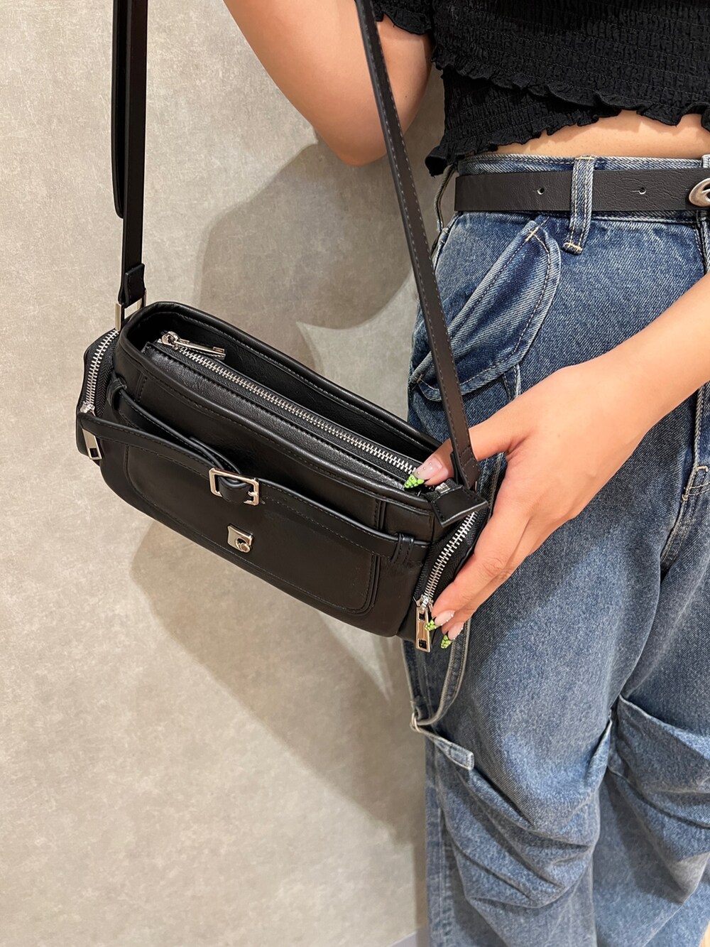 ブラック系のTシャツ/カットソー、ブルー系のデニムパンツ、ブラック系のサンダルを着用したレディースの夏コーディネートの5枚目の写真