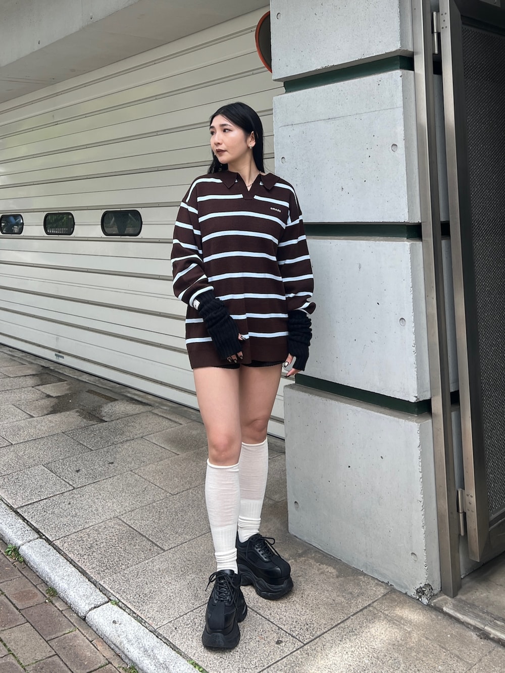 ブラウン系のワンピース、ブラック系のその他パンツ、ホワイト系のソックス/靴下を着用したレディースの春コーディネートの2枚目の写真