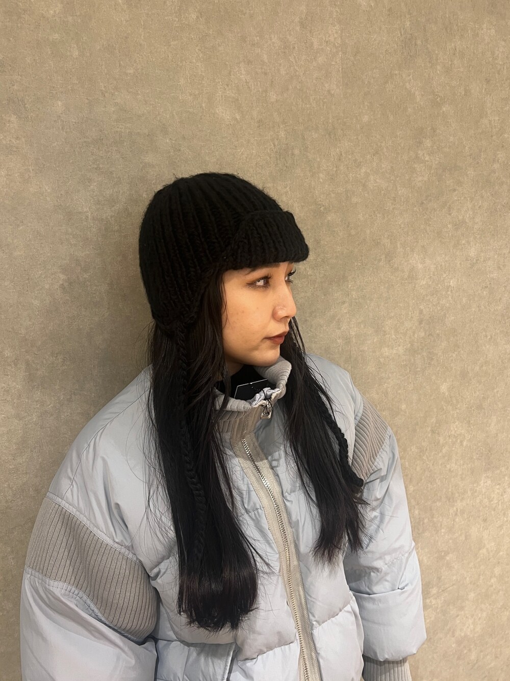 ブルー系のブルゾン、ブルー系のハンドバッグ、ブラック系のその他パンツを着用したレディースの冬コーディネートの6枚目の写真