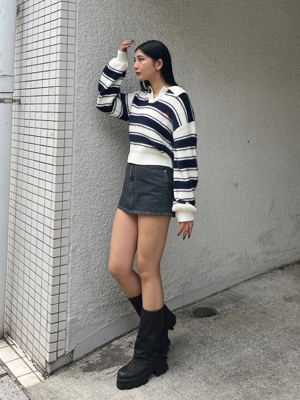 ブルー系のニット/セーター、ブルー系のスカート、ブラック系のブーツを着用したレディースの冬コーディネートの2枚目の写真