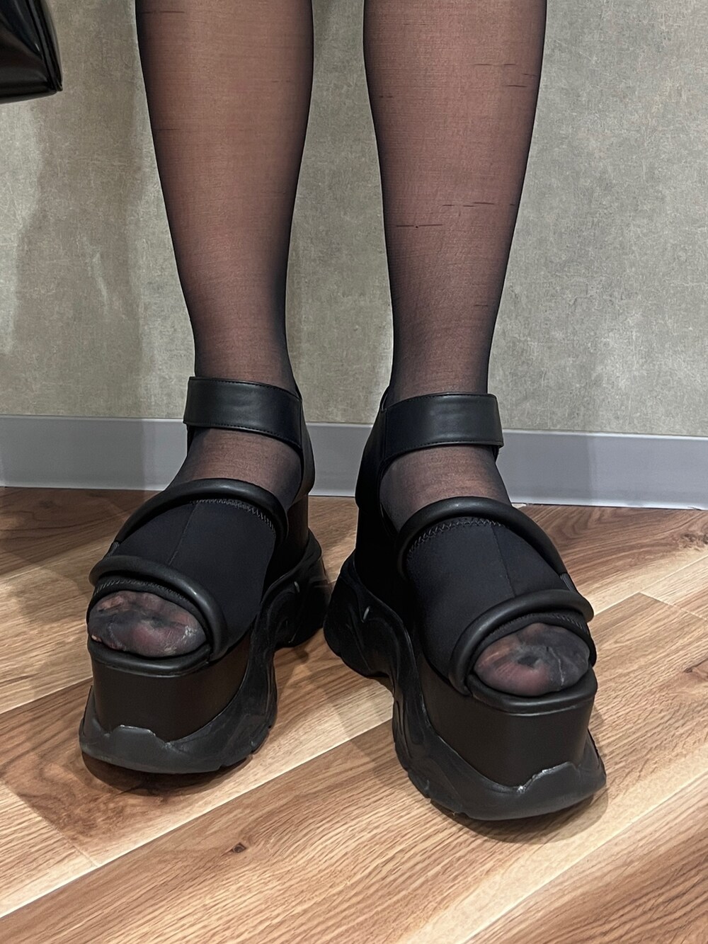 グレー系のタンクトップ、ホワイト系のデニムパンツ、ブラック系のハンドバッグを着用したレディースの夏コーディネートの7枚目の写真