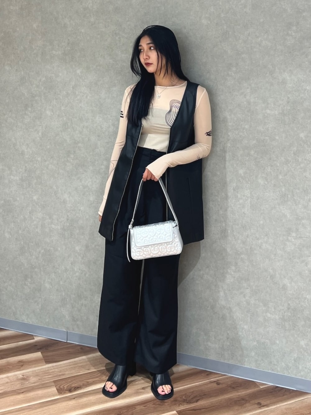 ホワイト系のTシャツ/カットソー、ブラック系のワンピース、ブラック系のその他パンツを着用したレディースの夏コーディネートの2枚目の写真