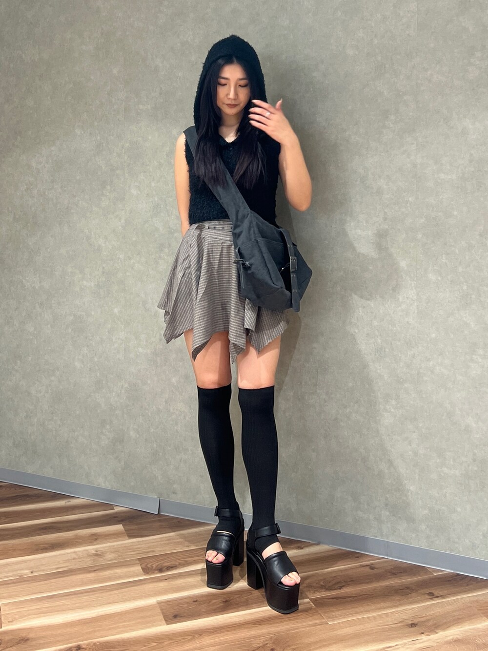 ブラック系のニット/セーター、その他のスカート、ブラック系のサンダルを着用したレディースの春コーディネートの2枚目の写真