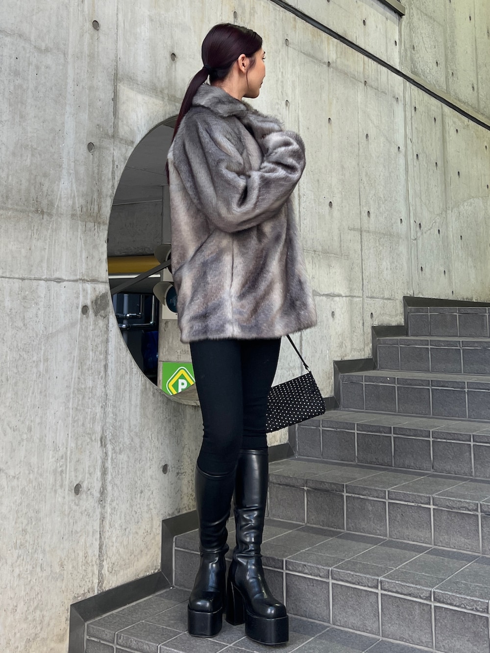 グレー系のその他アウター、ブラック系のニット/セーター、ブラック系のデニムパンツを着用したレディースの冬コーディネートの3枚目の写真