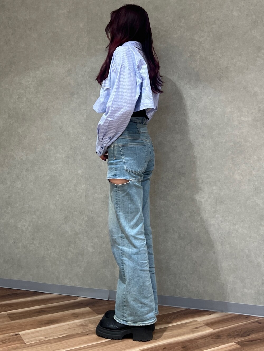 ブルー系のシャツ/ブラウス、ブラック系のキャミソール、ブルー系のデニムパンツを着用したレディースの春コーディネートの2枚目の写真