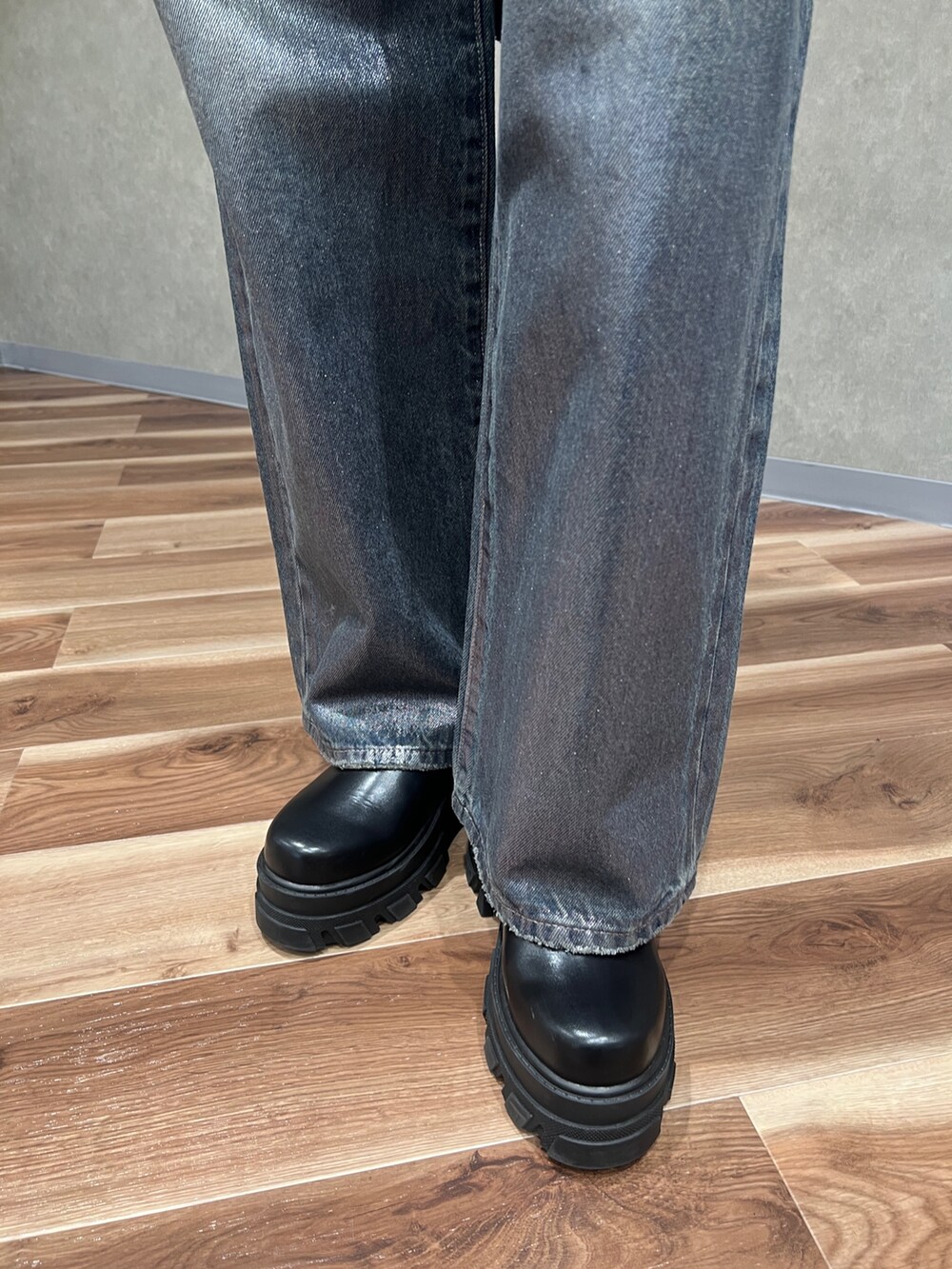 ベージュ系のニット/セーター、ブルー系のデニムパンツ、ブラック系のブーツを着用したレディースの冬コーディネートの6枚目の写真