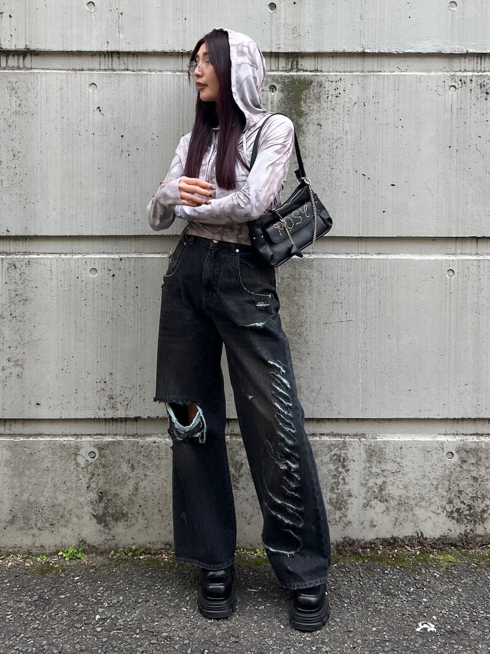 その他のTシャツ/カットソー、ブラック系のデニムパンツ、ブラック系のローファーを着用したレディースの冬コーディネートの2枚目の写真