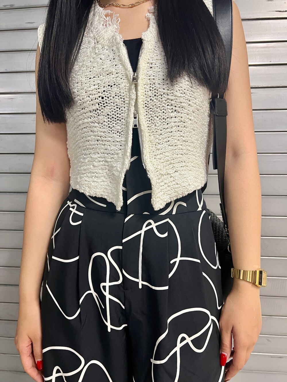 その他のその他パンツ、ブラック系のニット/セーター、ブラック系のサンダルを着用したレディースの夏コーディネートの5枚目の写真