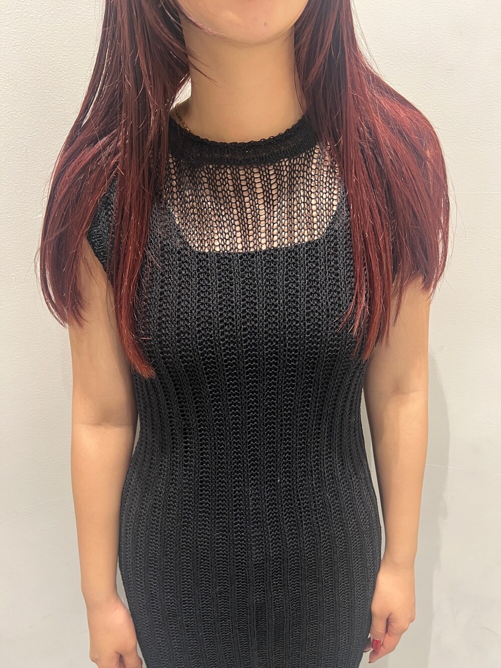 ブラック系のタンクトップ、ブラック系のワンピース、ブラック系のデニムパンツを着用したレディースの春コーディネートの3枚目の写真