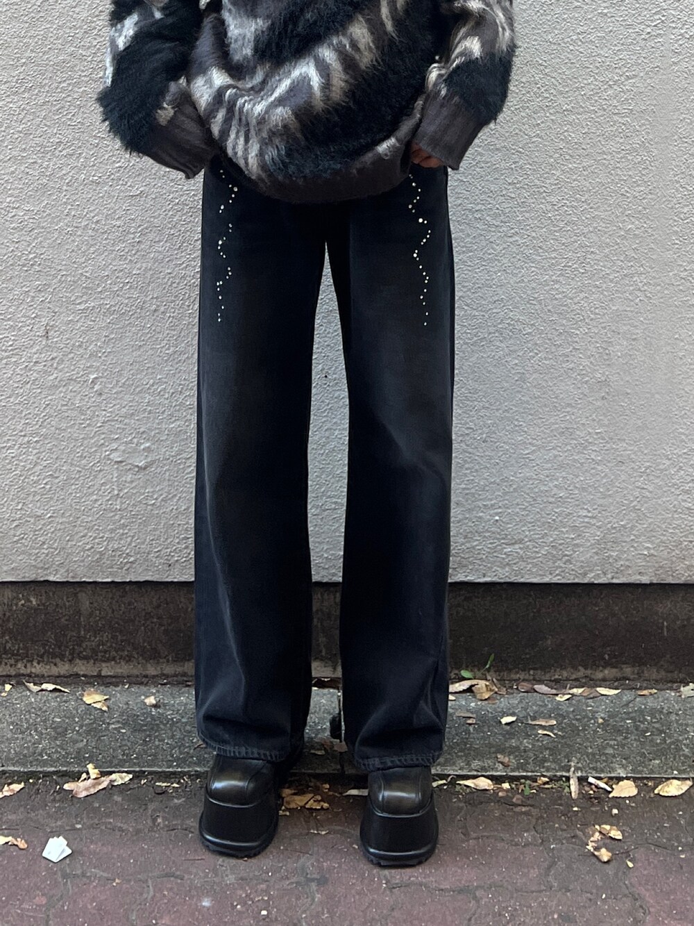 ブラック系のデニムパンツ、グレー系のニット/セーター、ブラック系のハンドバッグを着用したレディースの冬コーディネートの7枚目の写真