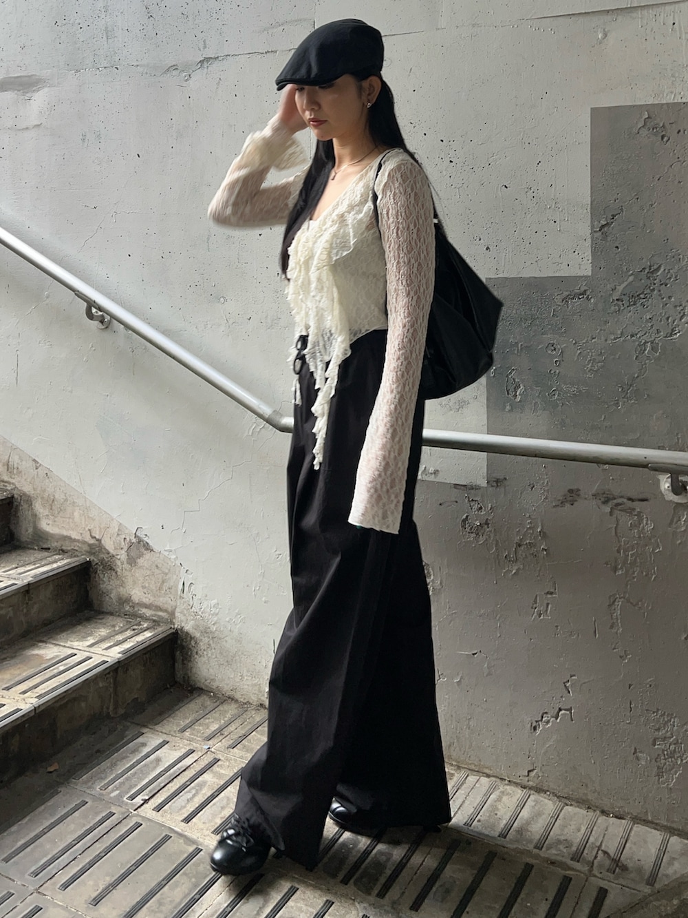 ホワイト系のTシャツ/カットソー、ホワイト系のキャミソール、ブラック系のスニーカーを着用したレディースの春コーディネートの2枚目の写真